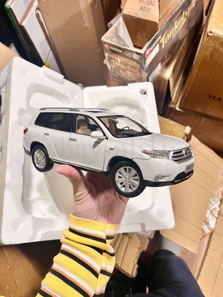 1:18 Scale Toyota Highlander White Diecast Model Car
