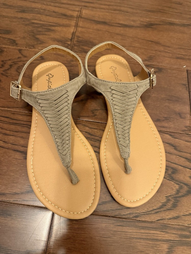 Women's Qupid Fishtail Thong Sandal - Buckle - Size 7 Never Worn