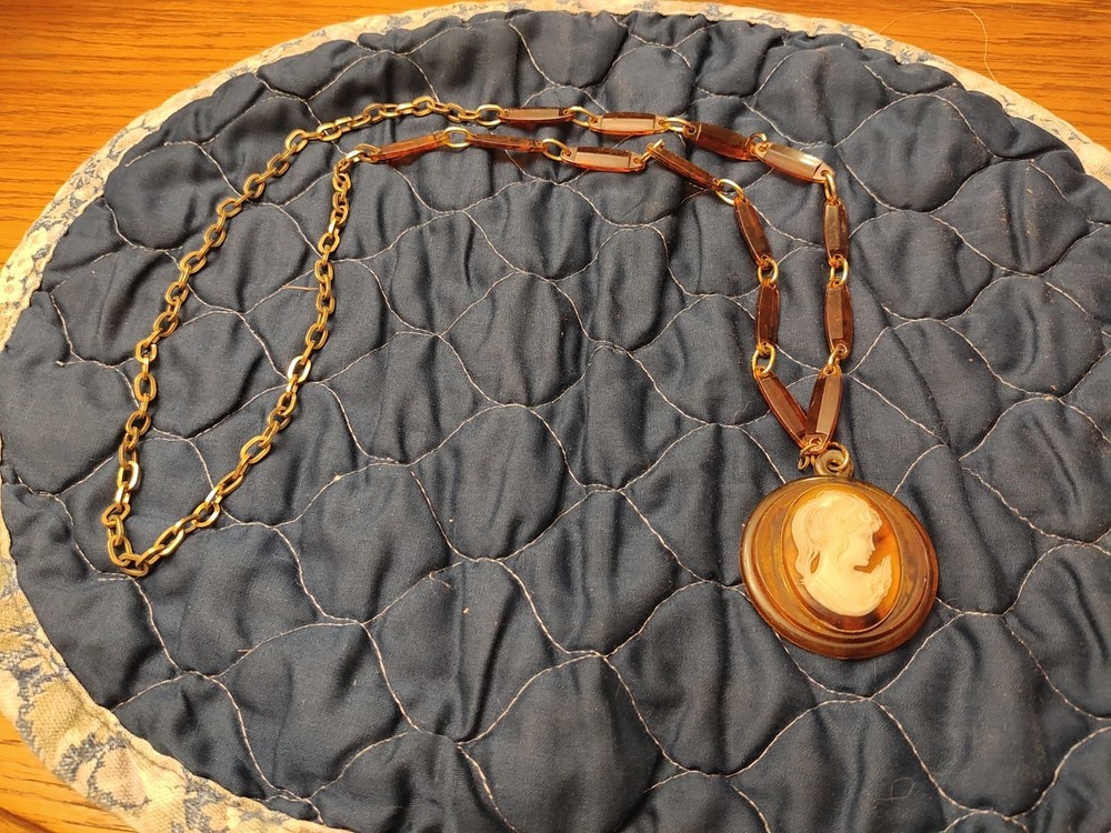 Vintage 80s/90s Plastic Lucite Cameo Necklace Gold Tone