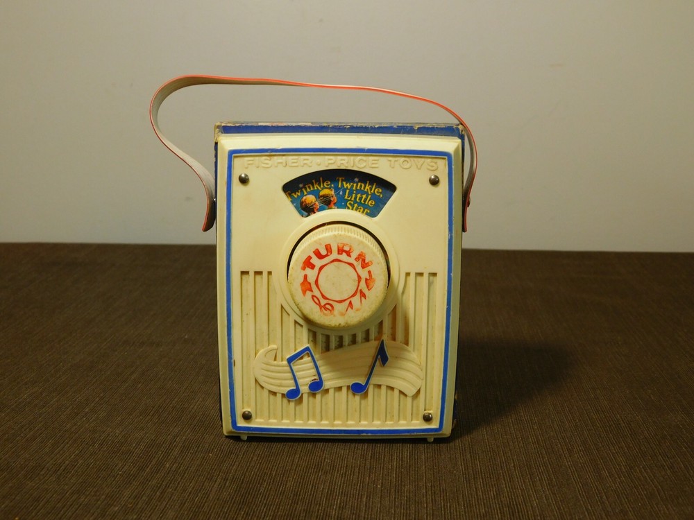 VINTAGE FISHER PRICE WIND UP  TOY MUSIC BOX POCKET RADIO TWINKLE LITTLE STAR