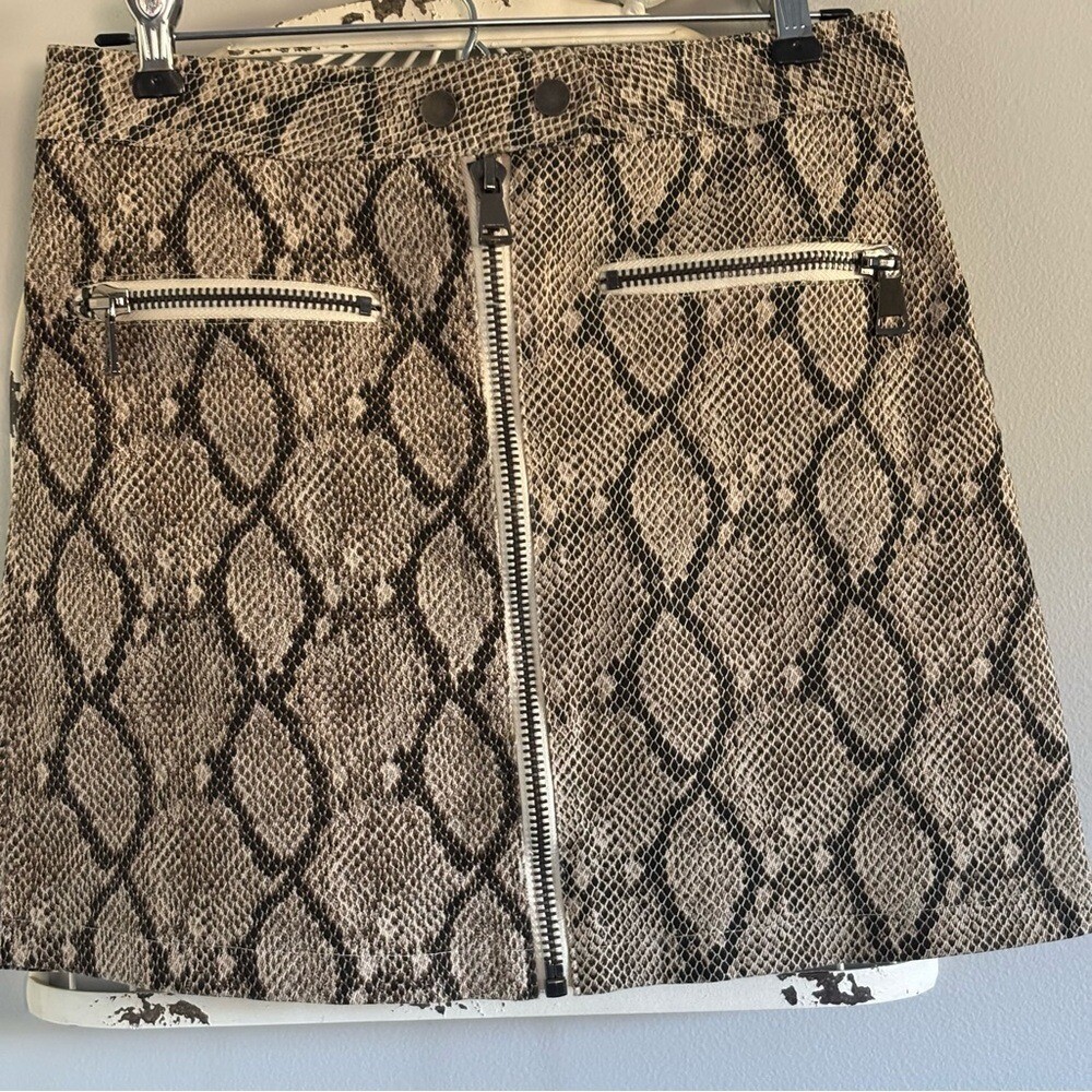 Faux snakeskin brown and cream mini skirt with zipper accents size small