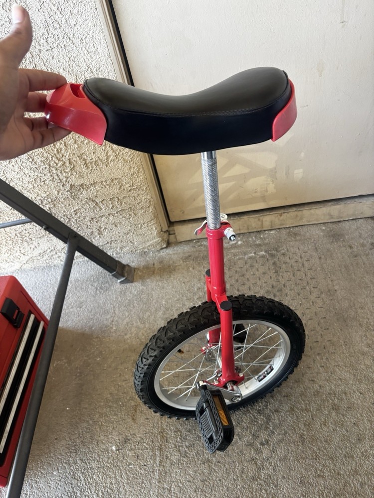 Vibrant Unicycle with Mountain Tire & Adjustable Seat for Outdoor Fitness Training