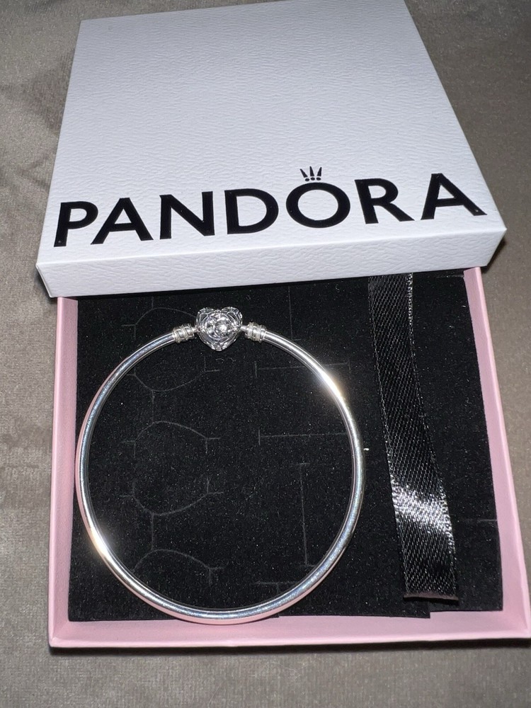 Elegant Pandora Charm Bracelet for Timeless Style and Versatility