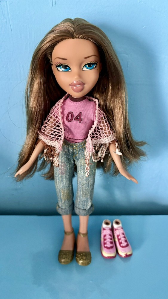 Bratz Back To School Yasmin Blue Eyes Doll: Dressed Shoes & Sneakers RARE HTF-image