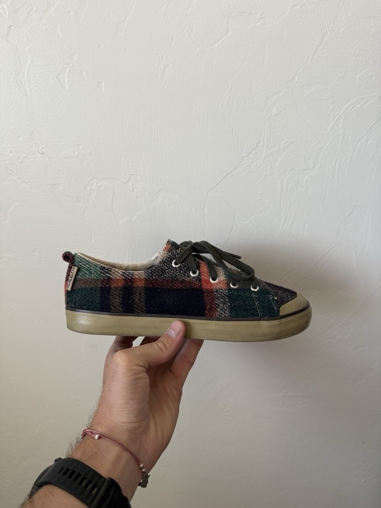KEEN Elsa Womens 9 Plaid Fleece Sneakers Red Green Holiday Comfort Casual Shoes