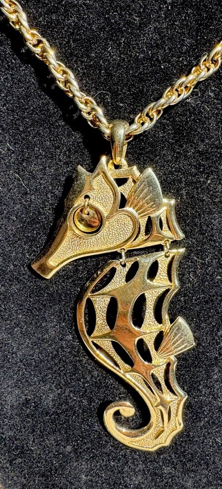Alan Vintage Articulated Seahorse Pendant with Twisted Chain Necklace Gold Tone