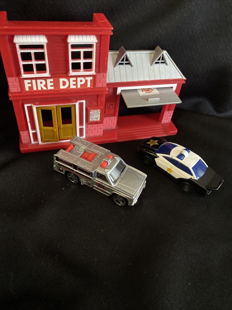 1974 Hot Wheels Bomb Squad Truck/1999 black-and-white Police car￼