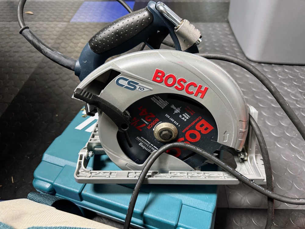 Bosch CS10 7-1/4 inch Circular Saw with one Blade and soft case