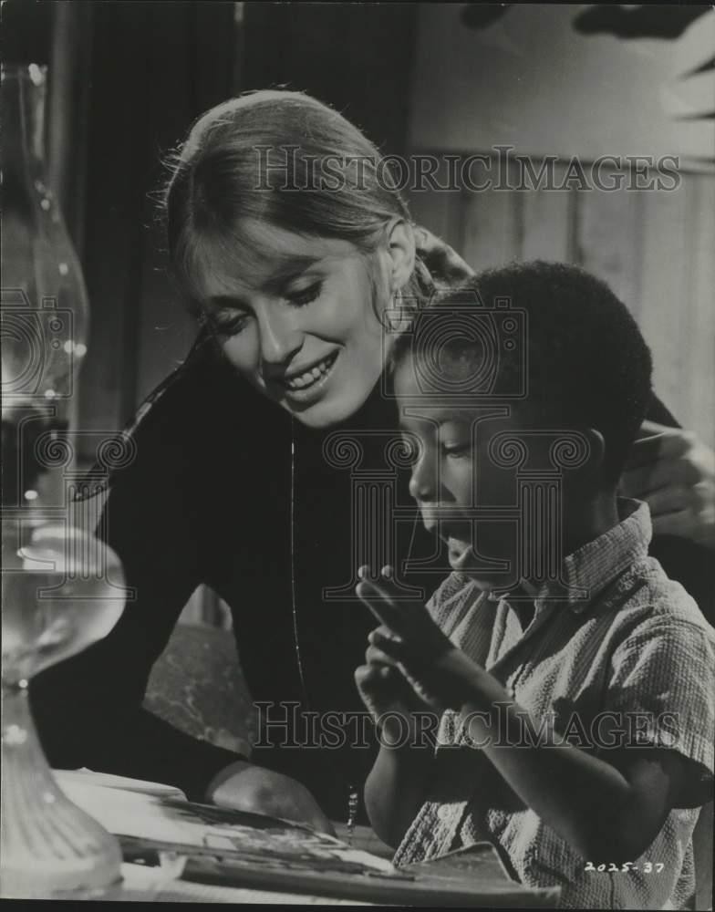 1969 Press Photo Joanna Shimkus helps inner city child with his lesson
