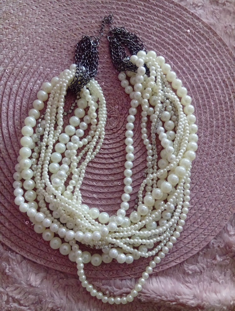Adjustable multi-strand pearl necklace with elegant design