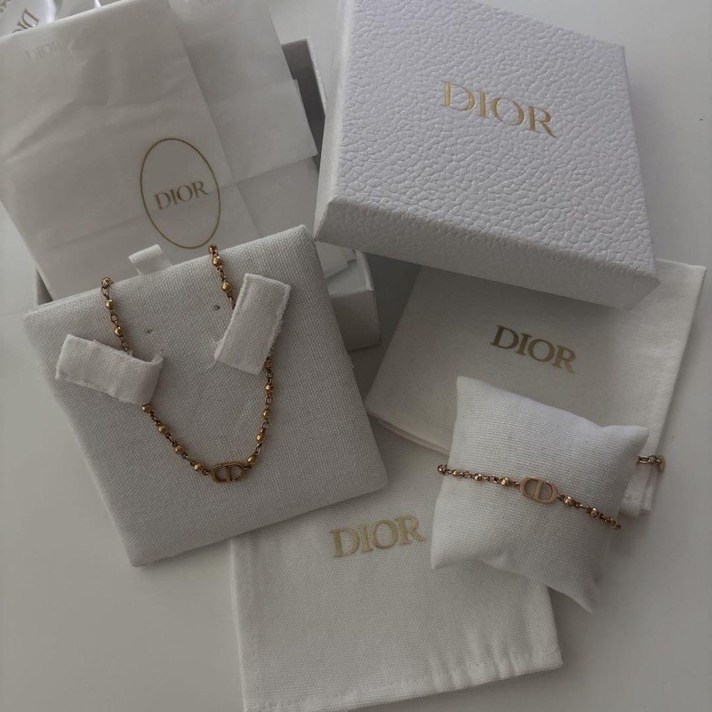 Dior Elegant Gold-Tone Necklace with Signature Pendant
