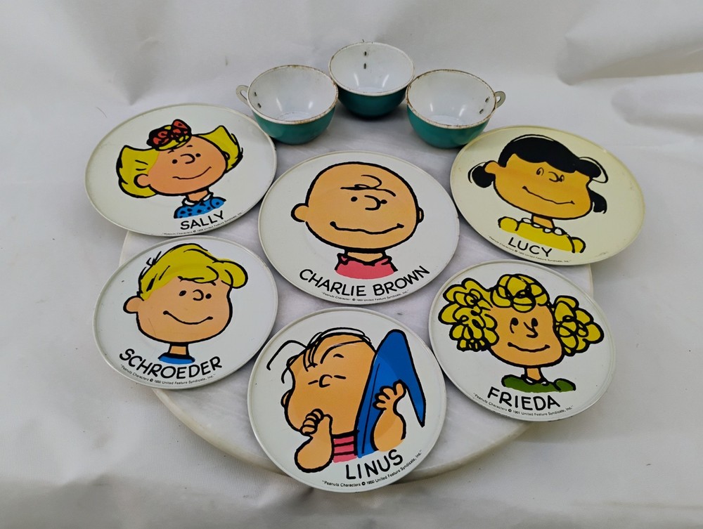 Vintage 1950s Snoopy & Peanuts Metal Tin Plates Set of 6 with 3 Cups