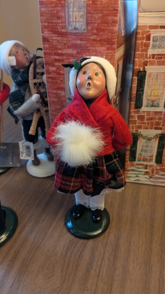 BYERS CHOICE Carolers Girl with Fur Muff 1982