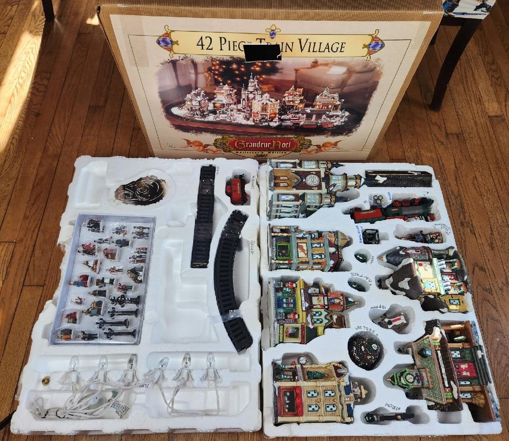 2001 Grandeur Noel Collector's Edition 42 Piece Train Village
