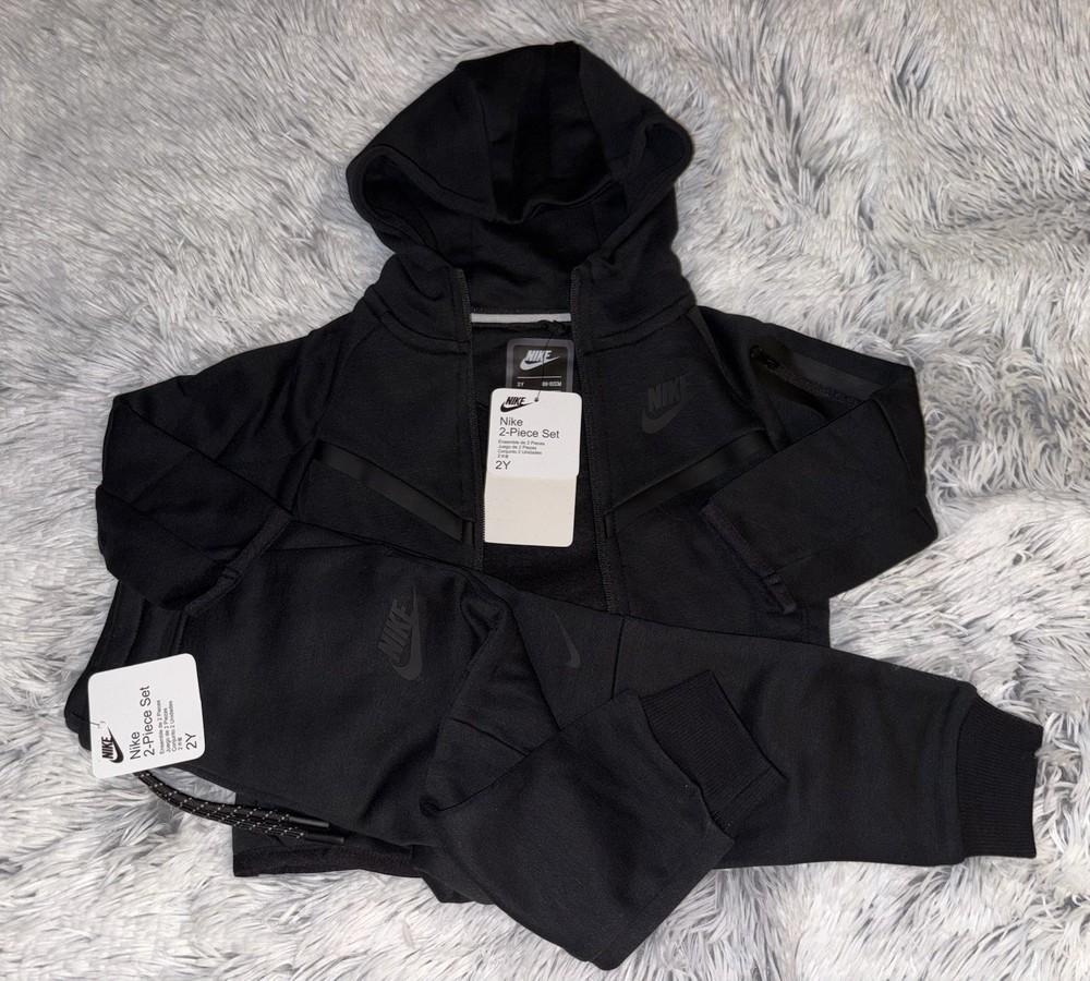 Nice Black Kid Nike Tech Set (Size 2Y)