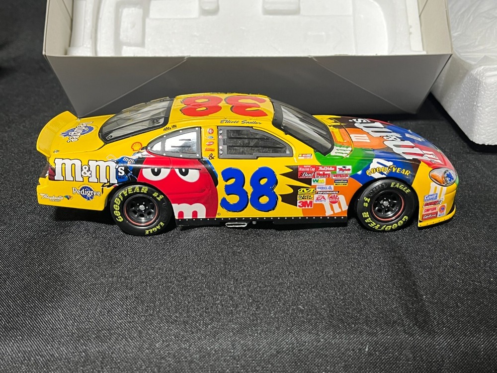 NASCAR #38 Elliott Sadler M&M's 1:24 Scale Model Car 2003