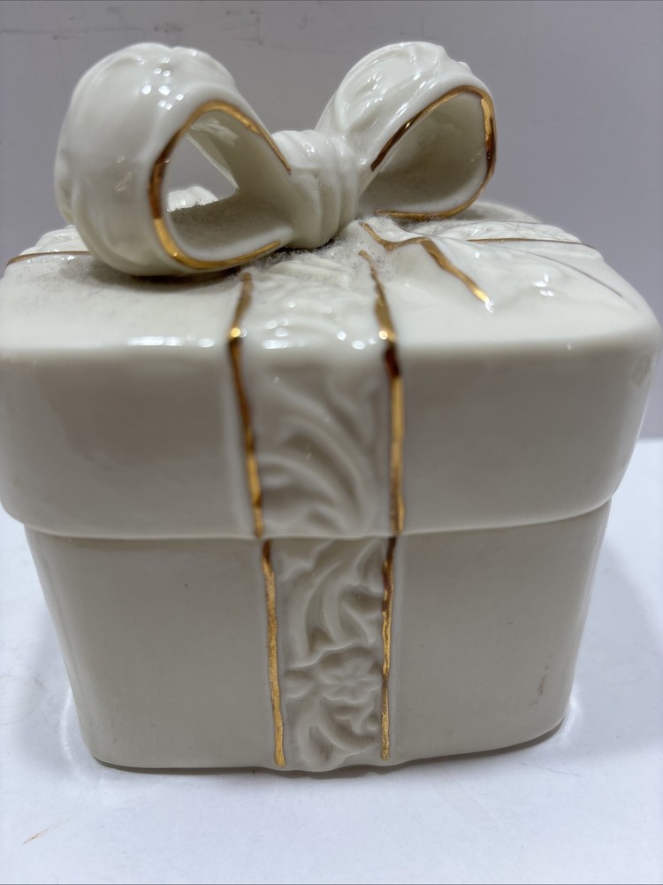 Vintage Porcelain Ceramic Trinkets/jewelry Box. Gold Trim With Now
