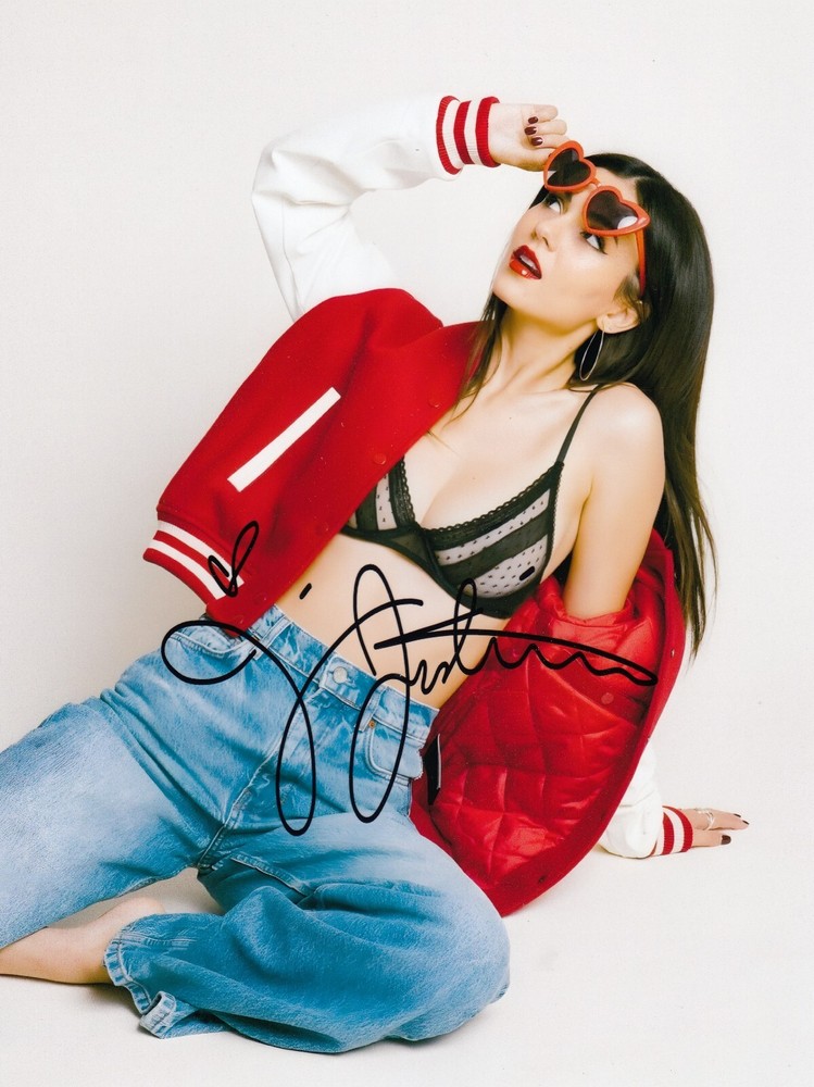 Victoria Justice Signed Auto 8 x 10  Photograph