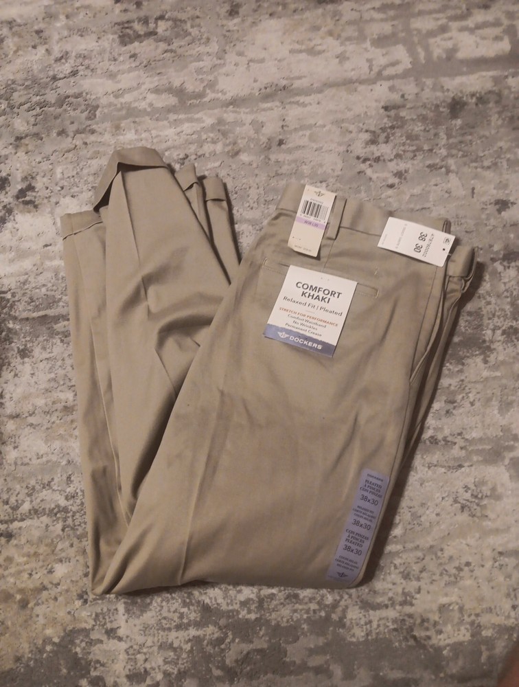 Dockers Pants Mens 38x30 Beige Chino Relaxed Fit Khaki  Pleated Stretch NWT