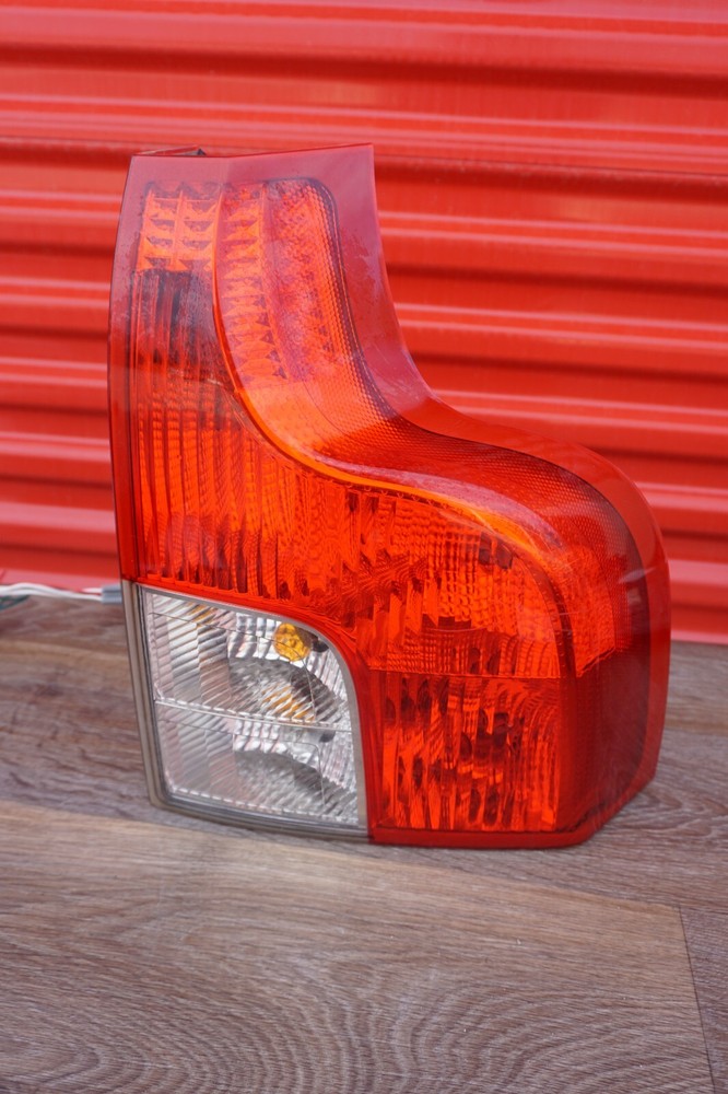 2007-2014 Volvo XC90 Right Passenger Taillight Lamp Replacement