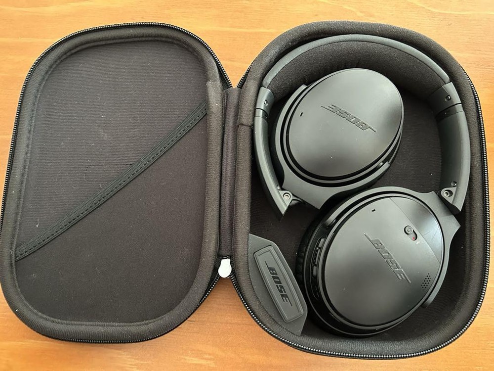 Bose QuietComfort 35 Wireless Noise-Cancelling Headphones in Black with Carrying Case