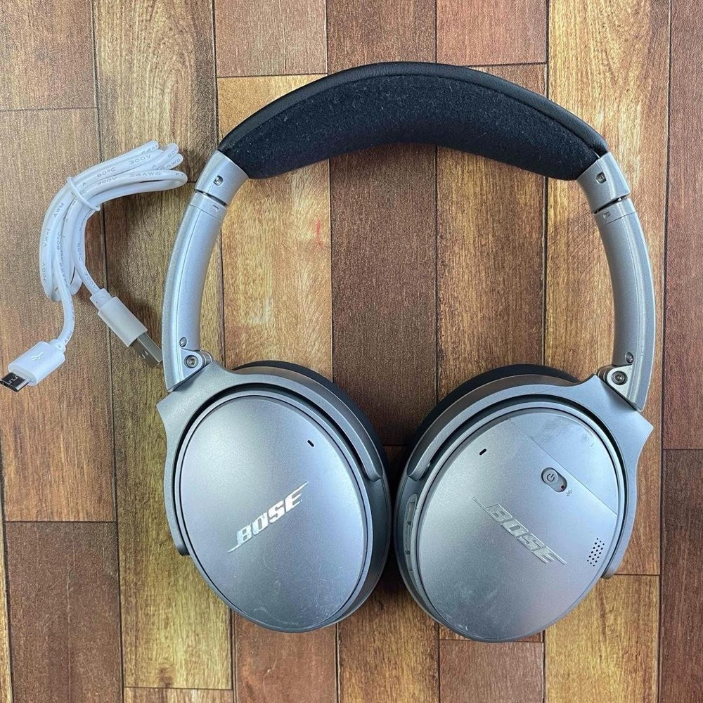 Bose QuietComfort 35 Wireless Headphones in Sleek Silver Design