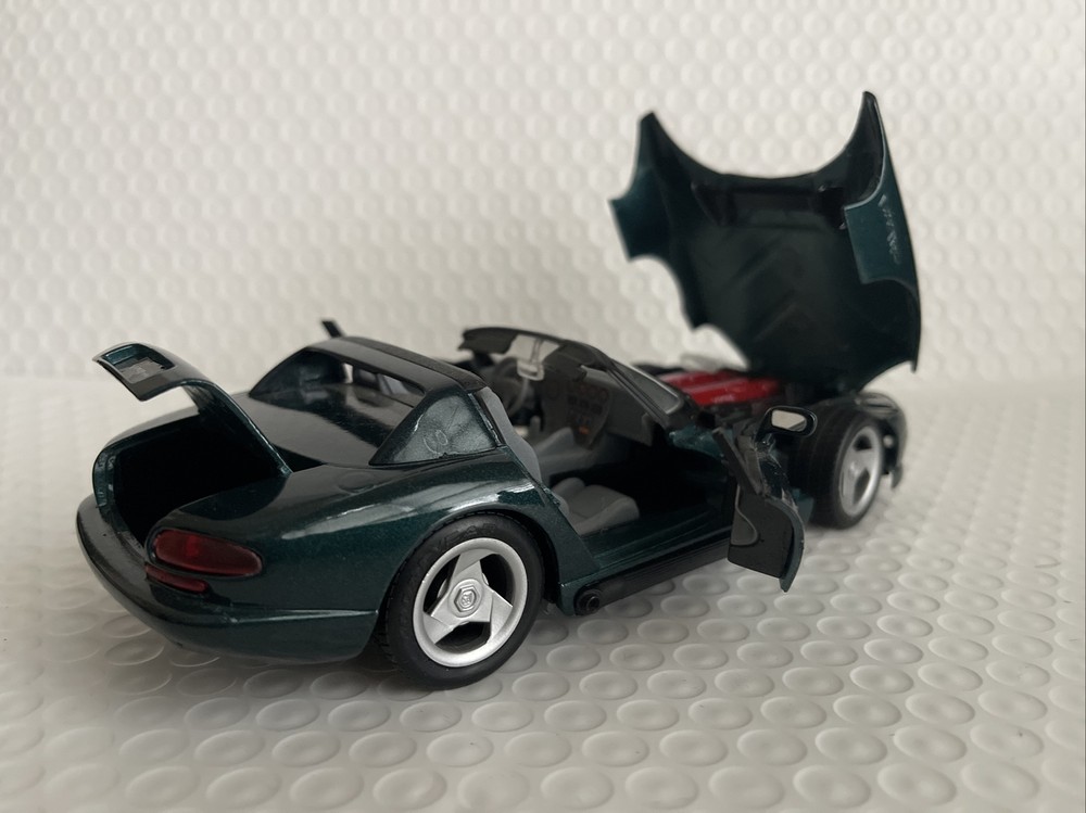 1995 Dodge Viper RT/10 1/24 Scale Diecast Model with Original Box