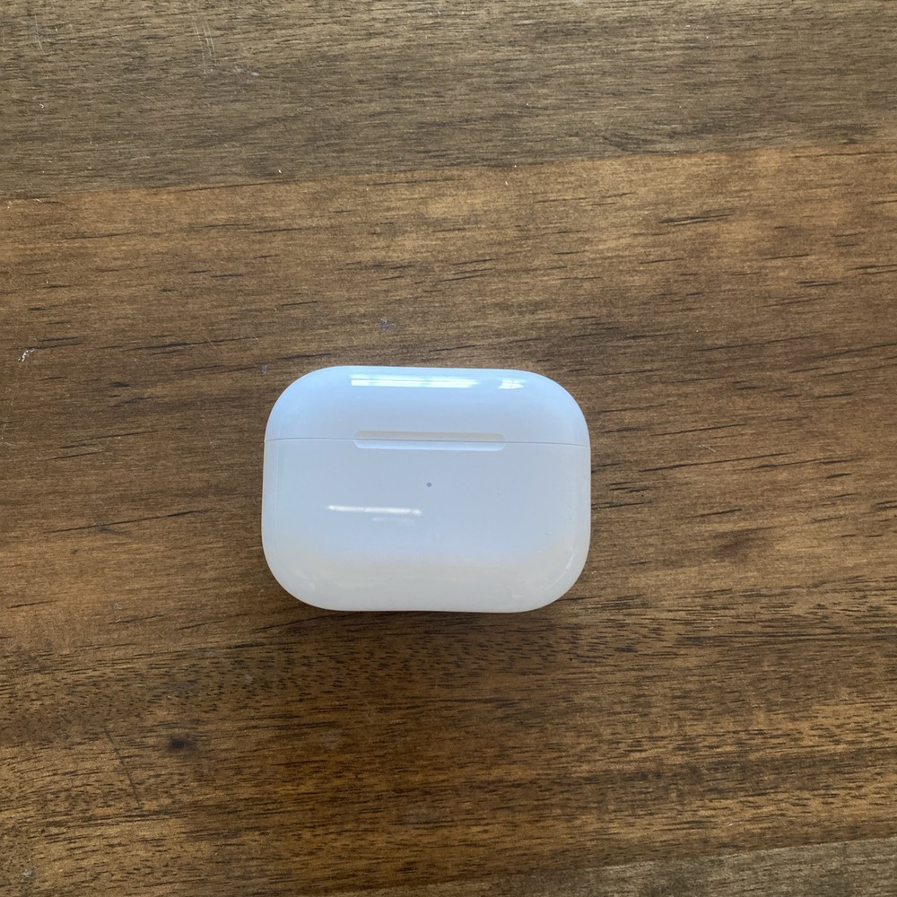 Apple AirPods Pro 2 Gen USB-C MagSafe Case Excellent Condition  