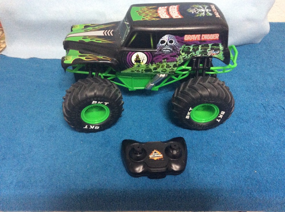 Grave Digger Monster Jam Truck RC Remote Control 1:24 Spin Master with Remote