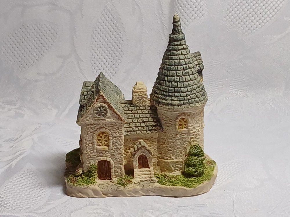 Russ Berrie and Co. Miniature Cottage #6913