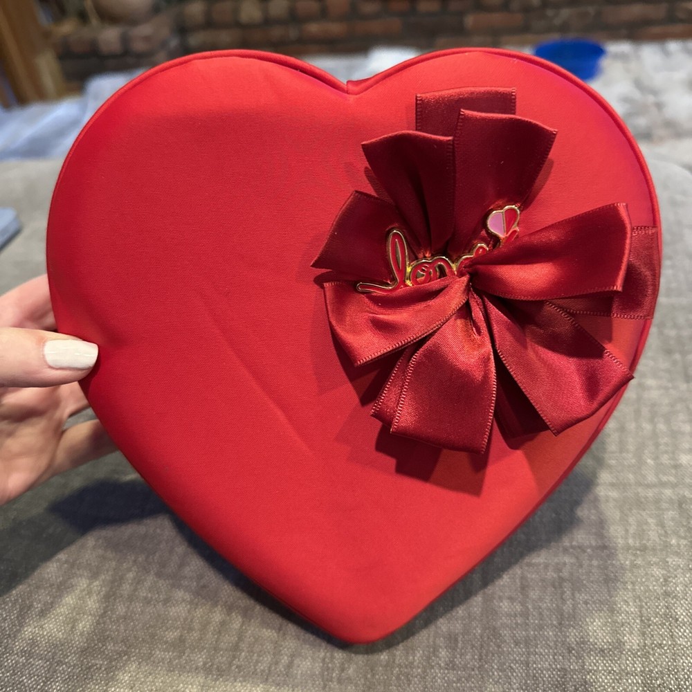 Godiva Belgium Luxurious Heart Satin Heart& Ribbon Box Preowned