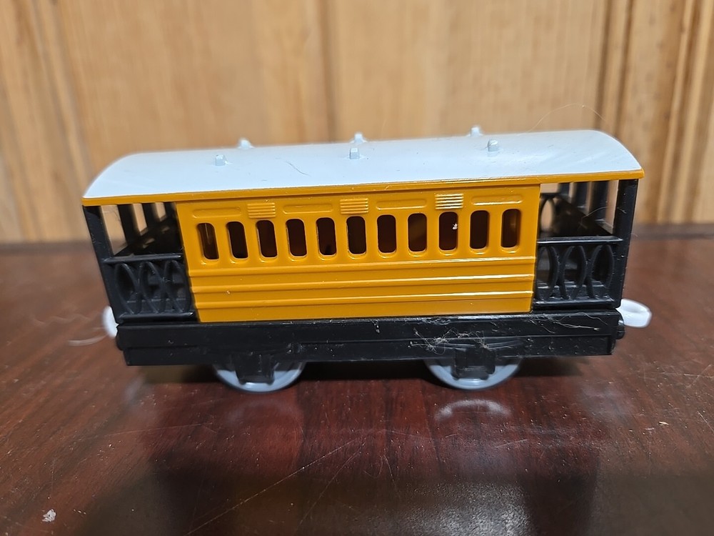 Thomas TOMY Trackmaster Henrietta train track passenger coach 2002