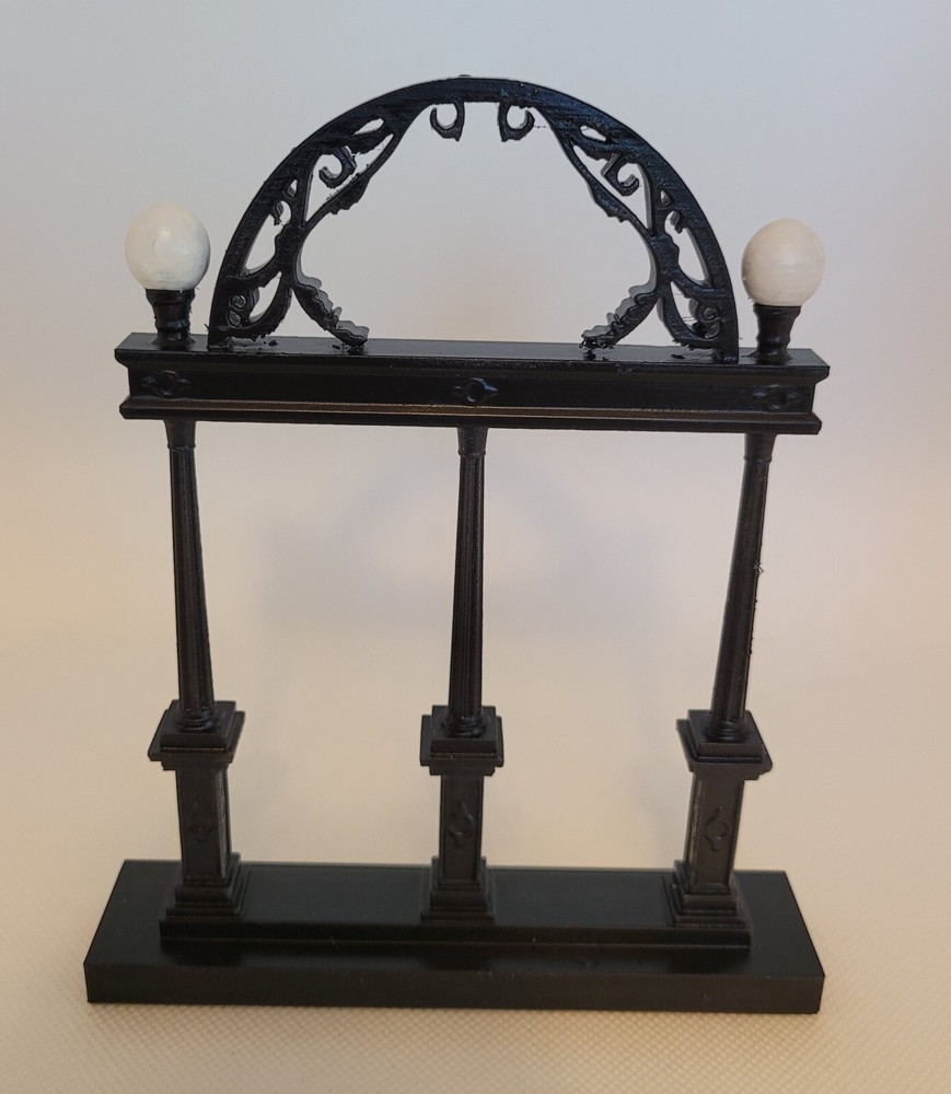 University of Georgia Bulldogs   ARCH Figurine UGA DAWGS