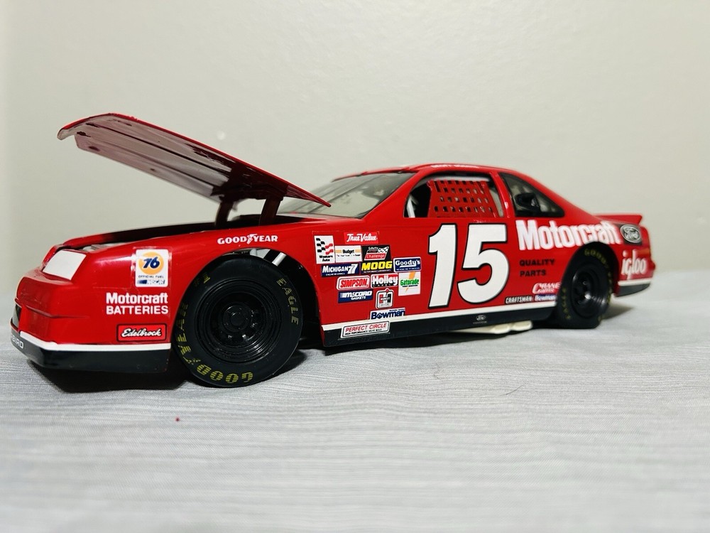 FORD THUNDERBIRD # 15 rouge NASCAR  MOTORCRAFT GEOFF BODINE 1:18 ERTL (No Box)