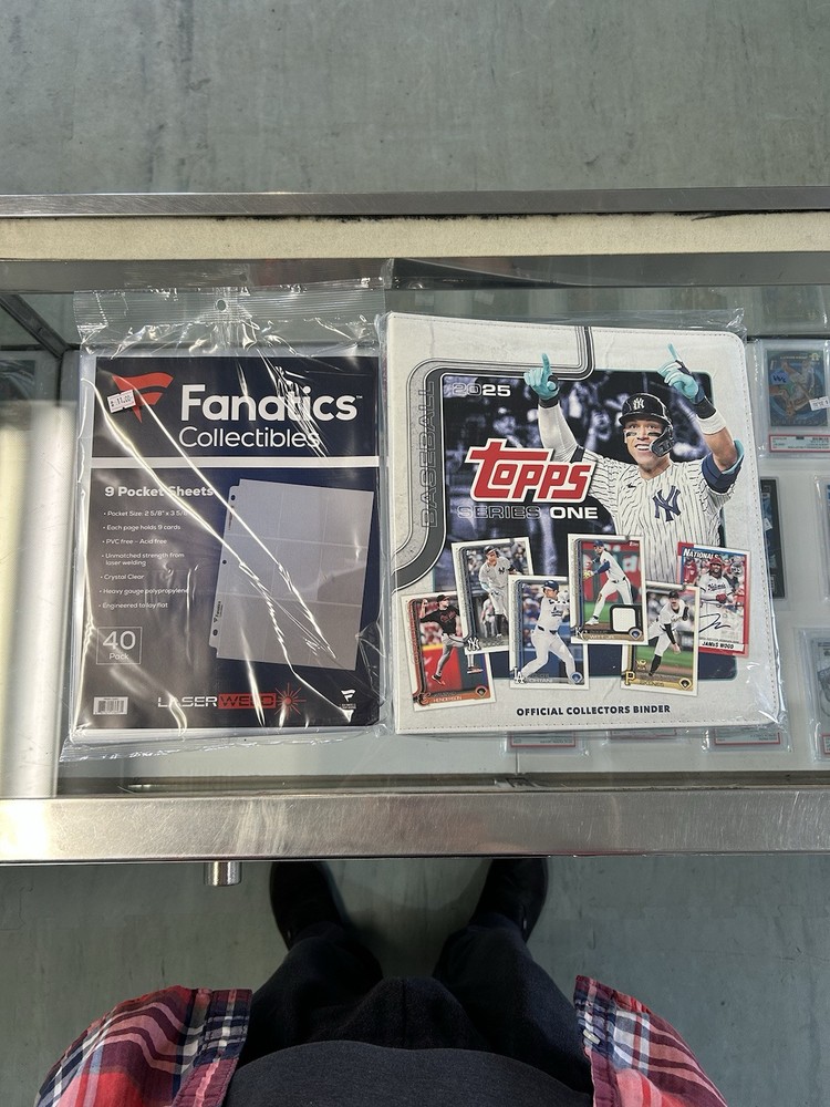 2025 Topps Series 1 Baseball Binder with 20 Premium Pages