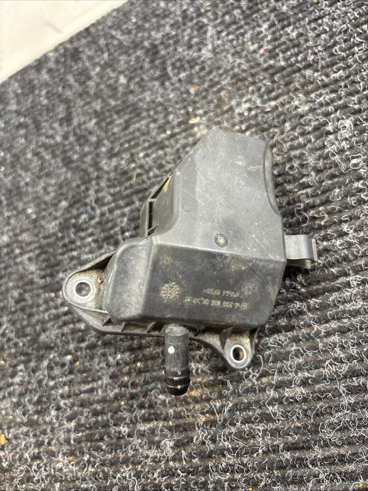 06-15 Mercedes W211 E350 SLK300 C300 Engine Oil Separator Cover 2720160134 OEM