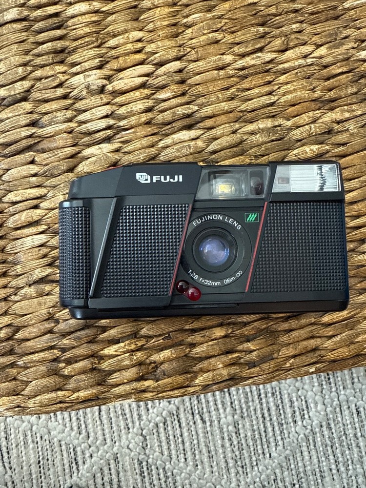 Vintage FUJI DL-200 Auto Focus Camera with Flash DX Black