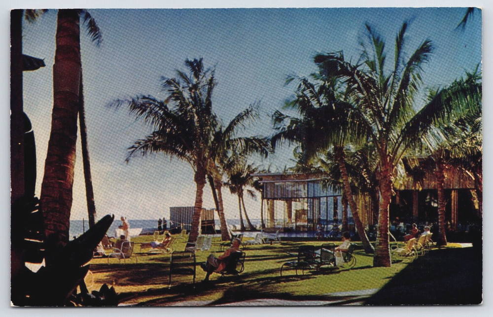 Vintage 1950s Waikiki Royal Hawaiian Hotel Garden Cocktail Lanai Postcard D12