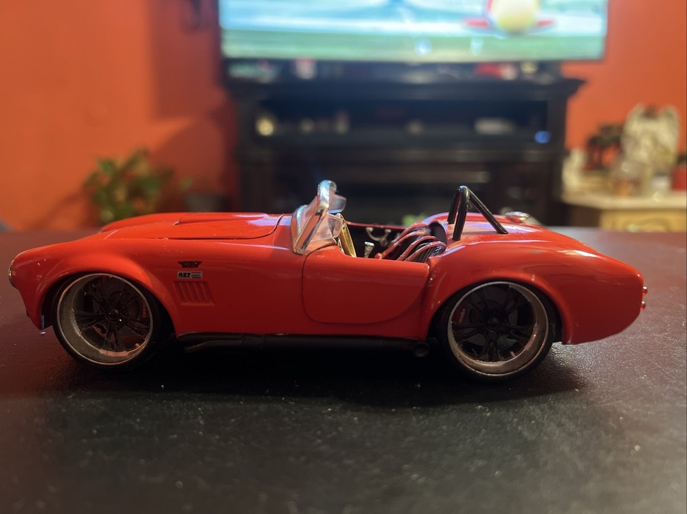Maisto Red Cobra 427 1/24 Scale Model Car