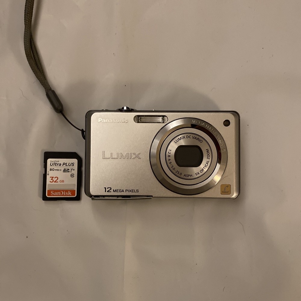 Panasonic LUMIX Digital Camera Silver DMC-FS10 + 32gb San Disk