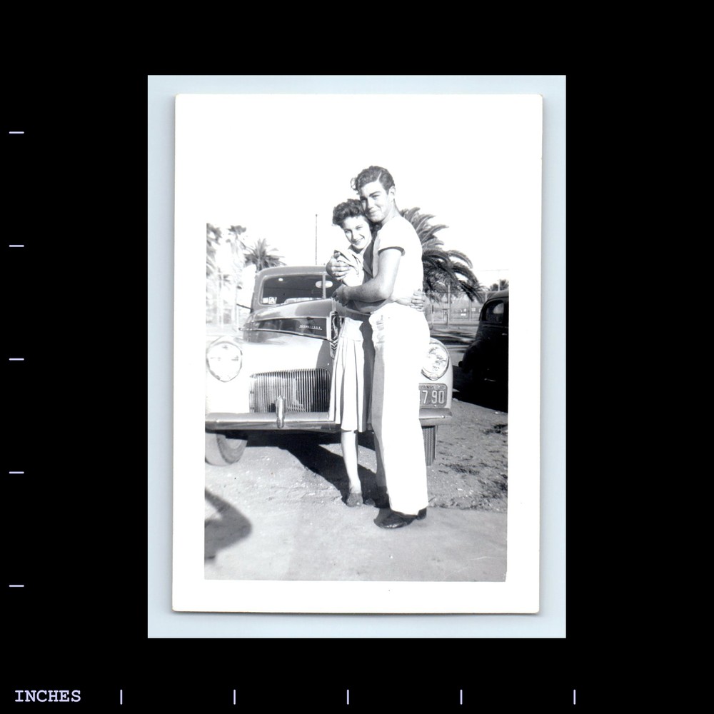 Vintage Photo AFFECTIONATE MAN WOMAN COUPLE CLASSIC CAR CALIFORNIA PLATES