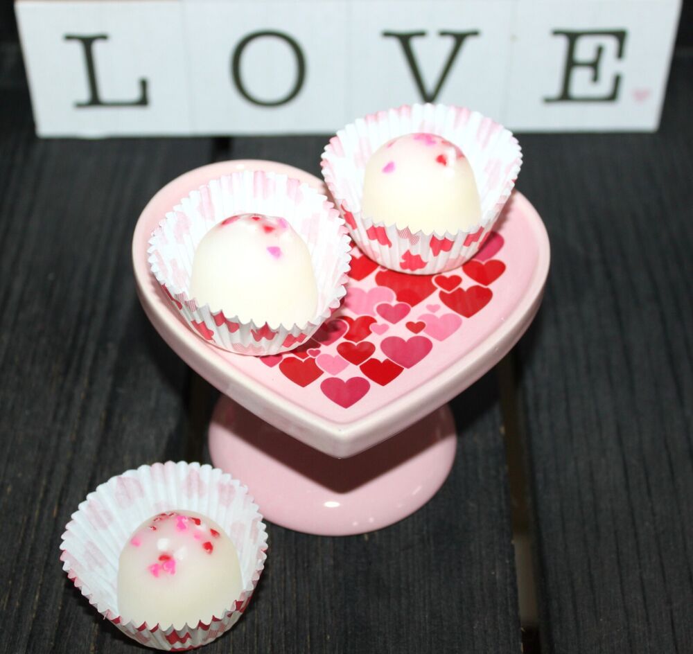 WHITE CHOCOLATE CHERRY NUTS Scent Valentine's Heart Cake Stand & Candy Wax Melts