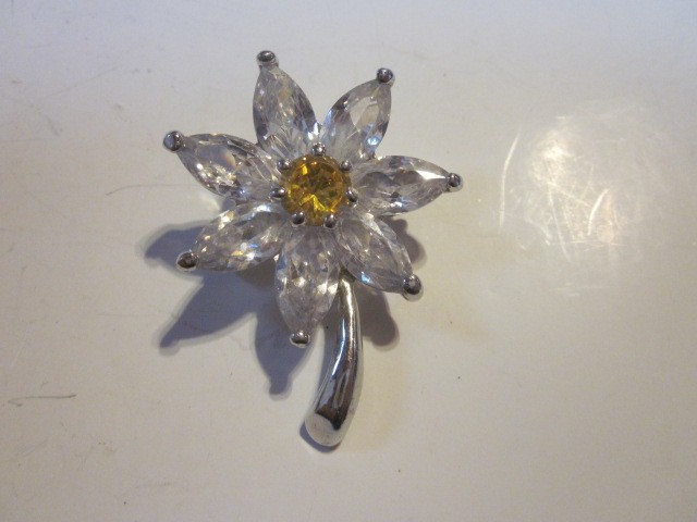 JEWELRY BY PARK LANE CRYSTAL SILVERTONE FLOWER BROOCH PIN 1-7/8