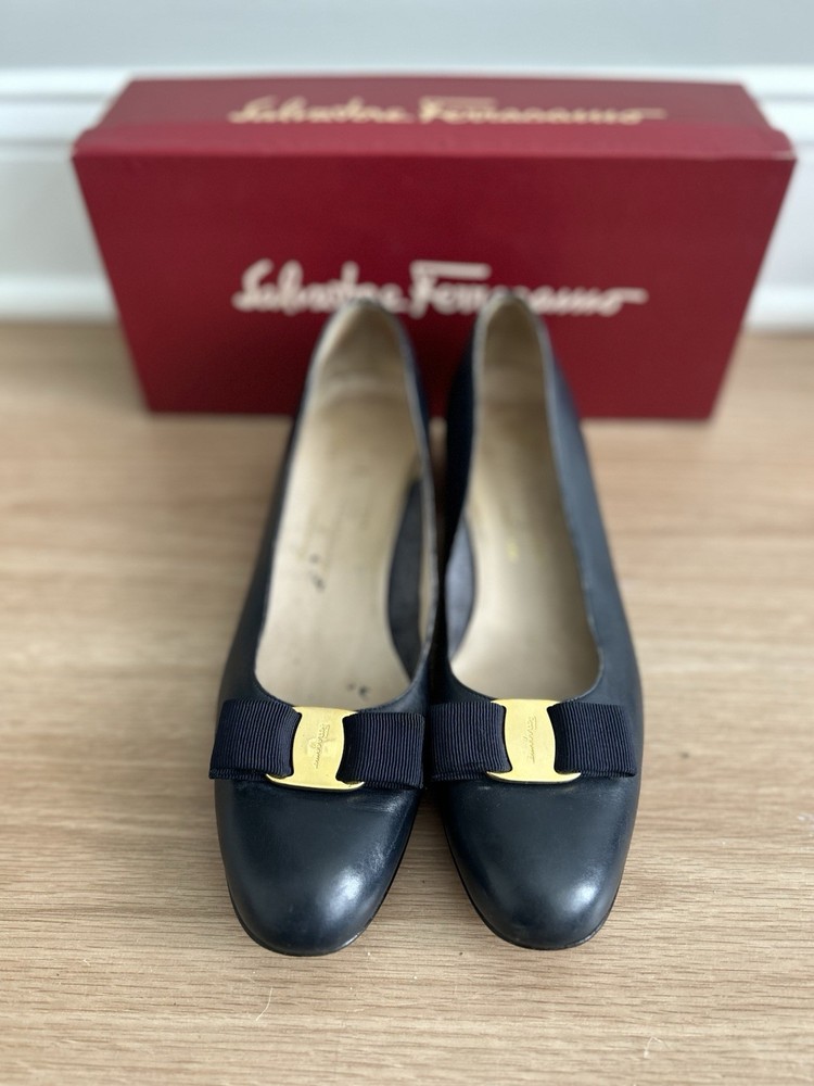 SALVATORE FERRAGAMO BOUTIQUE NAVY VARA PUMPS size 10 AAA