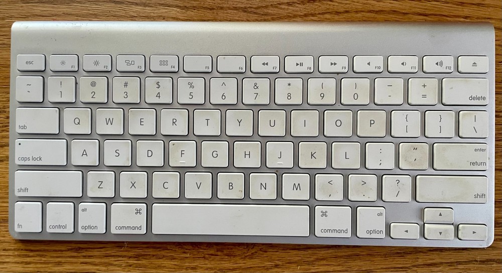 Apple A1314 Wireless Keyboard - Works Great, Minor Cleaning Needed