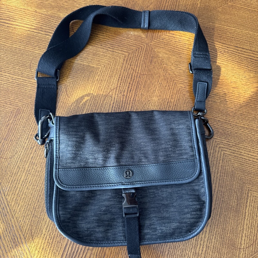 lululemon sleek crossbody bag for active lifestyles