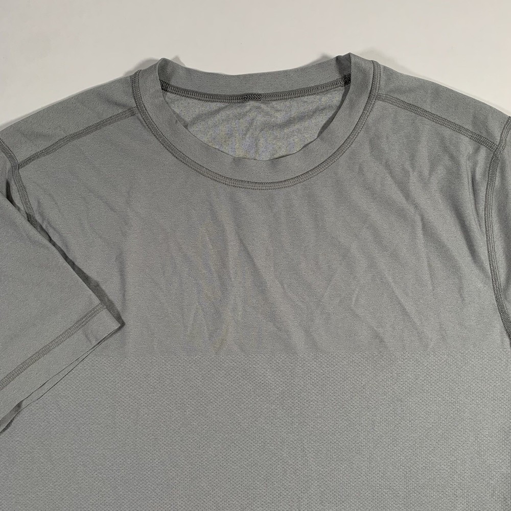 Vuori Grandview Tech Short Sleeve Shirt Mens Medium Light Gray V197