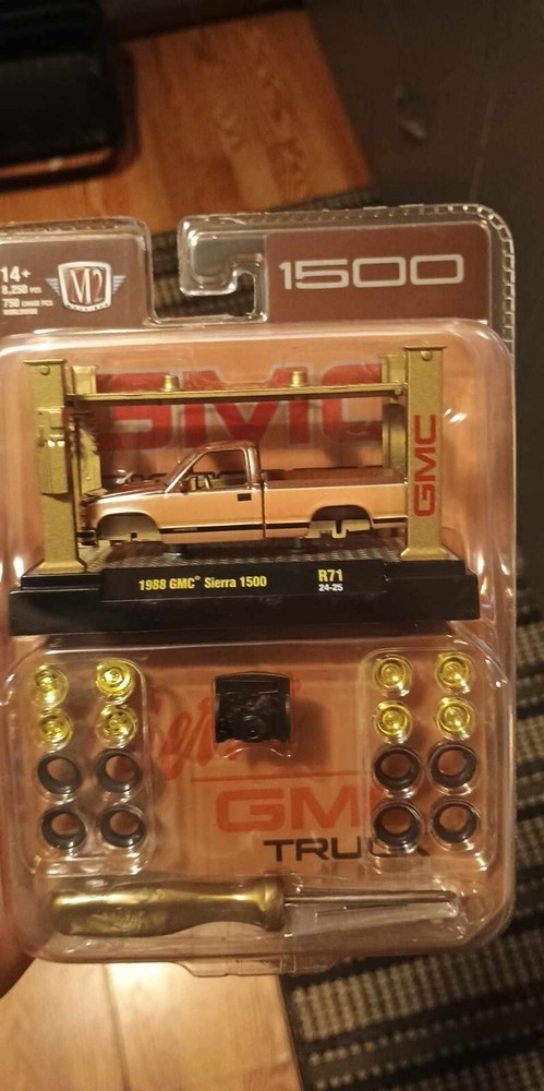 2024 M2 MACHINES 1988 GMC SIERRA 1500 TRUCK MODEL KIT R71 24-25 GOLD CHASE 1/750