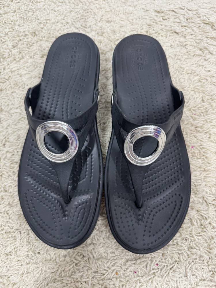 Crocs Sanrah Wedge Sandals Silver Circle Black Thong Women’s Size 9