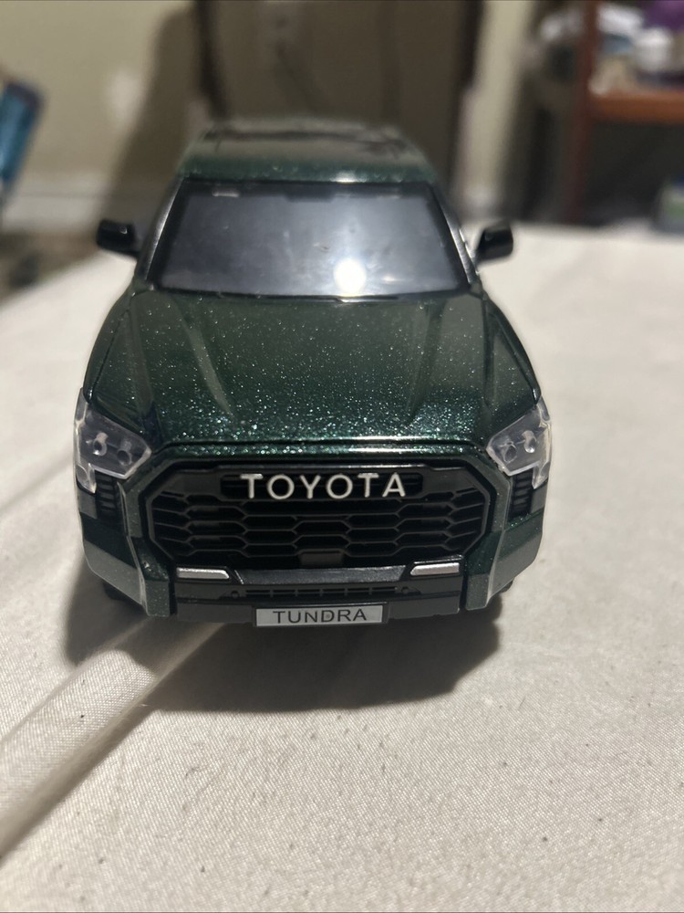 1/24 Toyota Tundra Truck Diecast Alloy Car Model with Sound and Light Pull Back